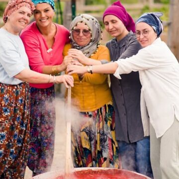 unlu-oyuncunun-kis-hazirligi-kollari-sivadi-salca-yapti-NuucRYkJ.jpg Ünlü oyuncunun kış hazırlığı… Kolları sıvadı, salça yaptı