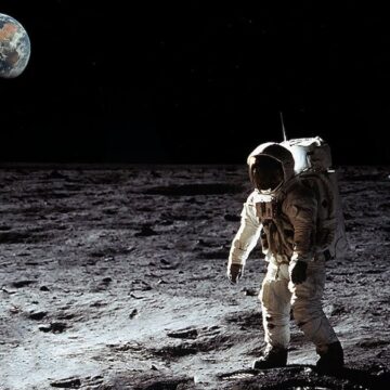 ‘Uzayda saldırı altındayım’ diyerek paraları götürdü