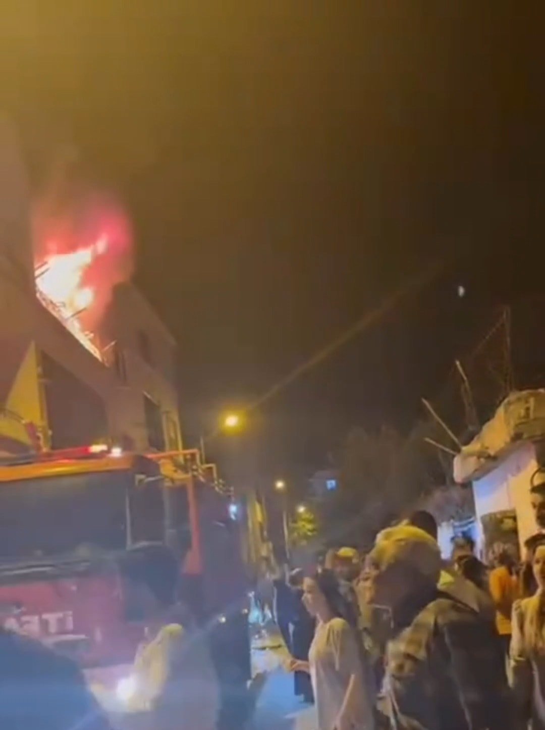 Yangında kalan çocuğunu kurtarmak için alevler arasına daldı 1 Yangında kalan çocuğunu kurtarmak için alevler arasına daldı