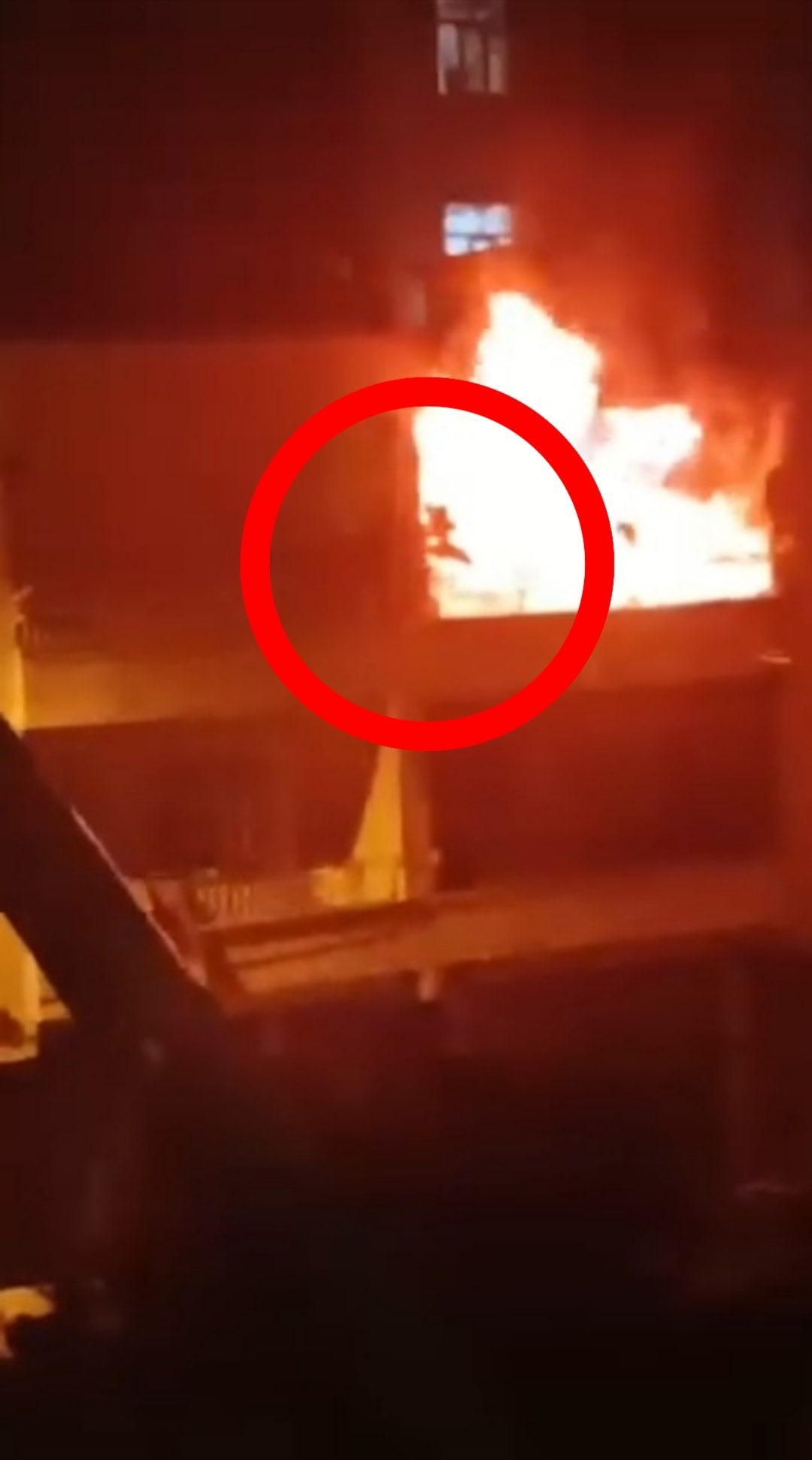 Yangında kalan çocuğunu kurtarmak için alevler arasına daldı 2 Yangında kalan çocuğunu kurtarmak için alevler arasına daldı