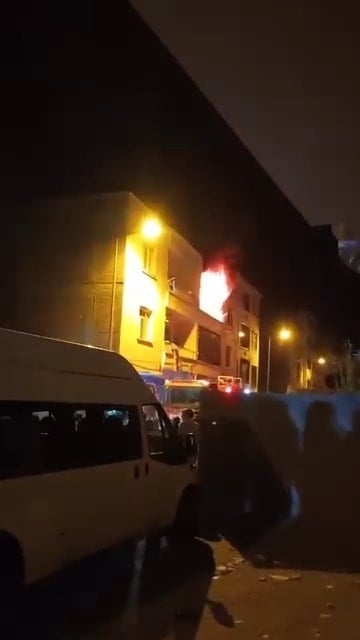 Yangında kalan çocuğunu kurtarmak için alevler arasına daldı 3 Yangında kalan çocuğunu kurtarmak için alevler arasına daldı