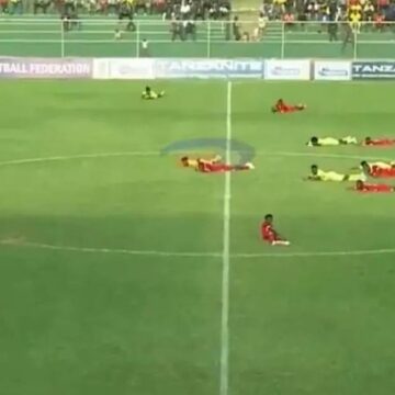 Yeşil sahalarda akılalmaz olay: Tüm futbolcular yere yattı