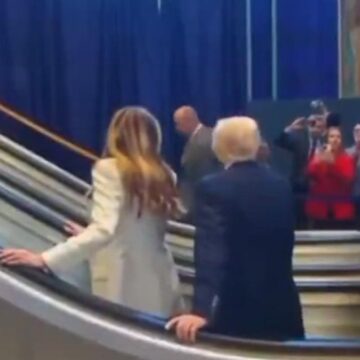 yuruyen-merdiven-trump-binecekken-arizalandi-beyaz-saraydan-aciklama-geldi-aNq7sK44.jpg Yürüyen merdiven Trump binecekken arızalandı! Beyaz Saray’dan açıklama geldi