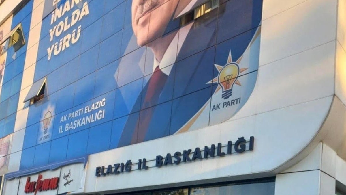 AKP'de kriz derinleşiyor: İl başkanından sonra yönetimi de istifa etti 1 AKP'de kriz derinleşiyor: İl başkanından sonra yönetimi de istifa etti