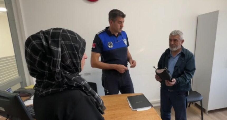 Ayakkabı boyacısı sokakta para buldu, tereddüt etmeden sahibe ulaştırdı