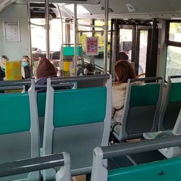 baba-6-aylik-bebegini-otobuste-unuttu-iner-inmez-telefonuna-sarildi-cLyCE7xn.jpg Baba, 6 aylık bebeğini otobüste unuttu! İner inmez telefonuna sarıldı