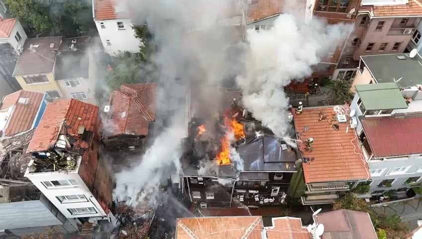 Bebek'teki alevler ünlü oyuncunun da evini yaktı