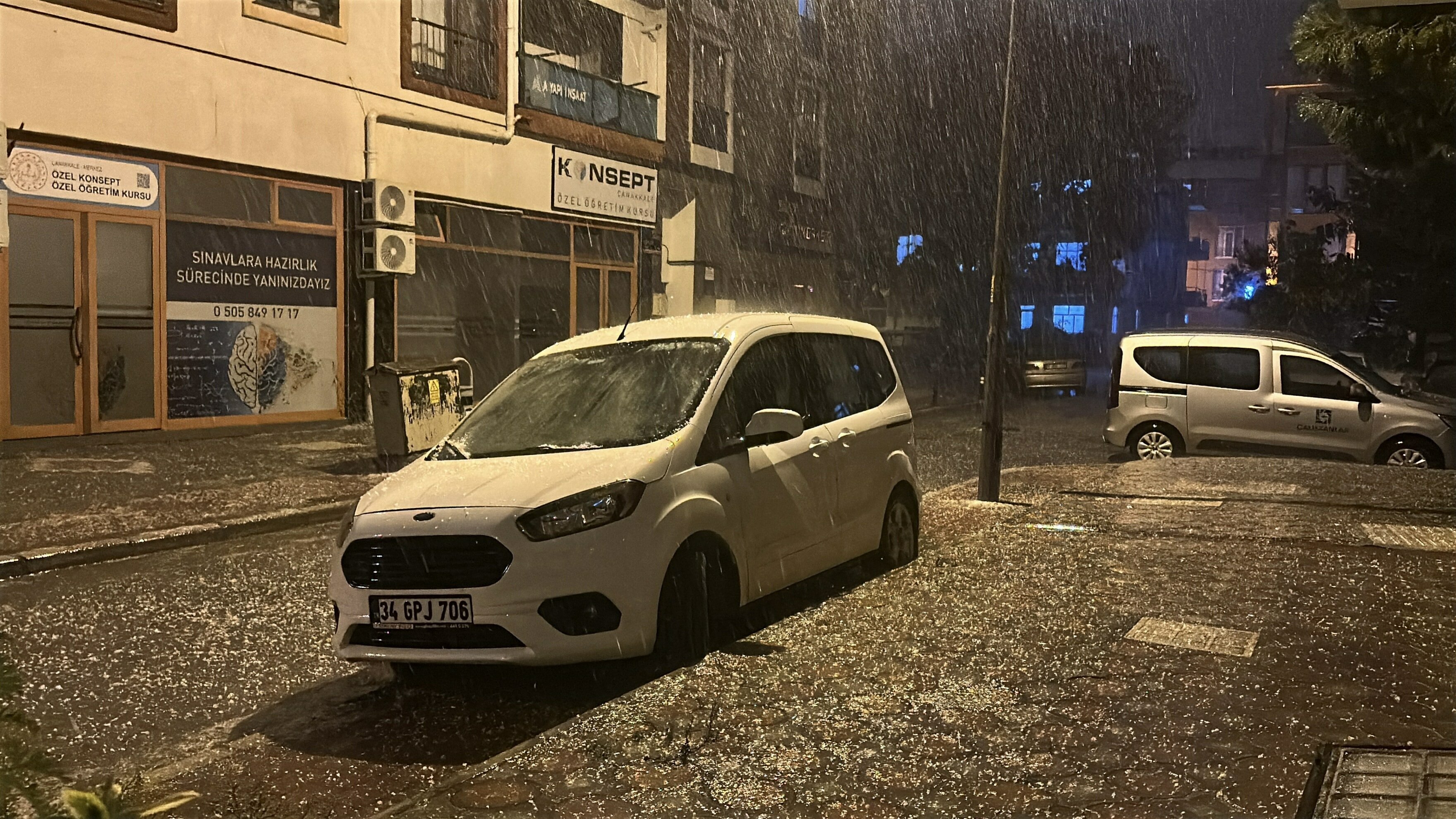 Çanakkale'ye dolu yağdı! Sokaklar felç oldu