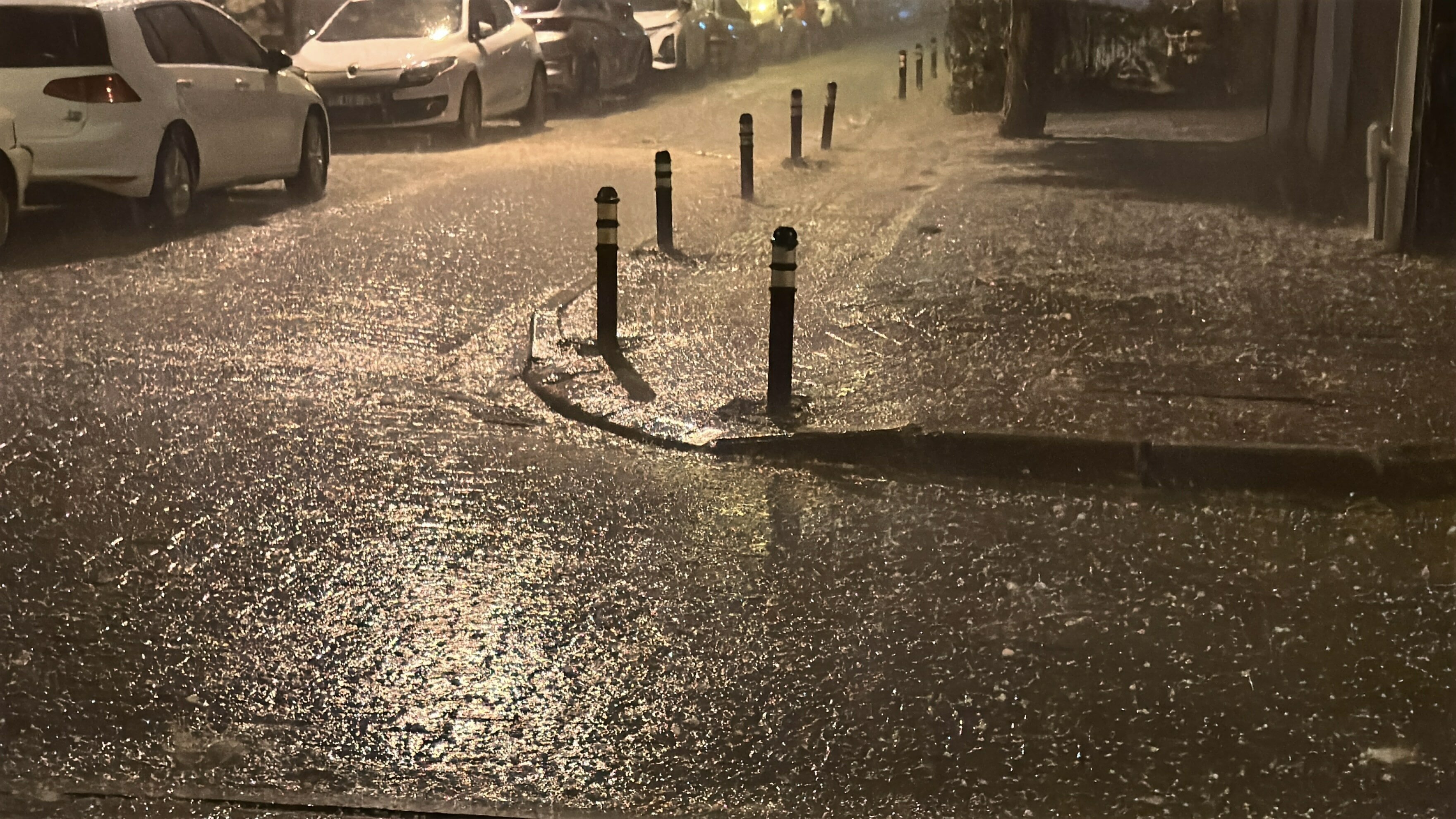 Çanakkale'ye dolu yağdı! Sokaklar felç oldu