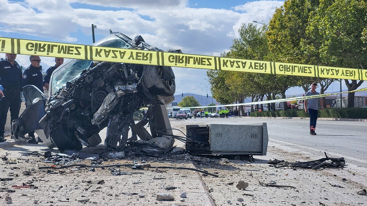 Cinayet gibi kaza kamerada: Otomobil ikiye bölündü