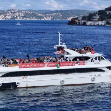 dev-mac-oncesi-renkli-goruntuler-liverpoollu-taraftarlar-bogaz-turuna-cikti-GsFfU88l.jpg Dev maç öncesi renkli görüntüler! Liverpoollu taraftarlar boğaz turuna çıktı