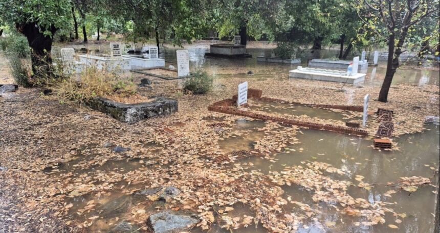 Dün akşamdan beri yağıyor, mezarlıklar bile sular altında kaldı