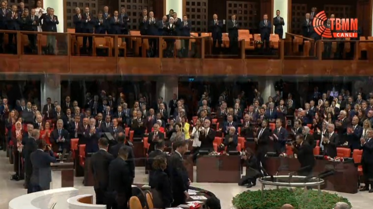 Erdoğan Bahçeli'den önce DEM partililerle el sıkıştı