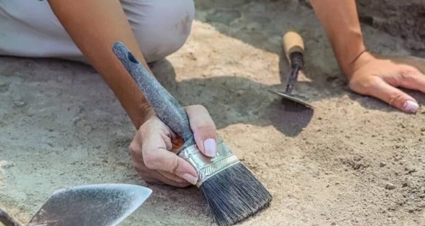 Evinin bahçesinden 11 bin yıllık hazine çıktı