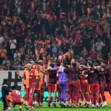 galatasaray-taraftarlari-liverpool-macinda-ingilizleri-sasirtti-en-gurultulu-atmosfer-HkIames4.jpg Galatasaray taraftarları Liverpool maçında İngilizleri şaşırttı: En gürültülü atmosfer