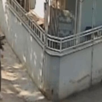 husumetlisinin-otomobilini-kundakladi-o-anlar-kamerada-dDyPTFKh.jpg Husumetlisinin otomobilini kundakladı; o anlar kamerada