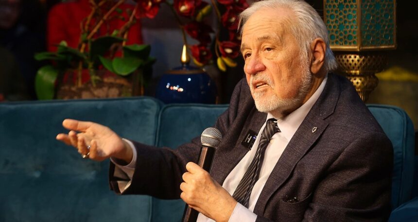 İlber Ortaylı’nın kızı: Babam kalp krizi geçirmedi, yoğun bakımda da değil
