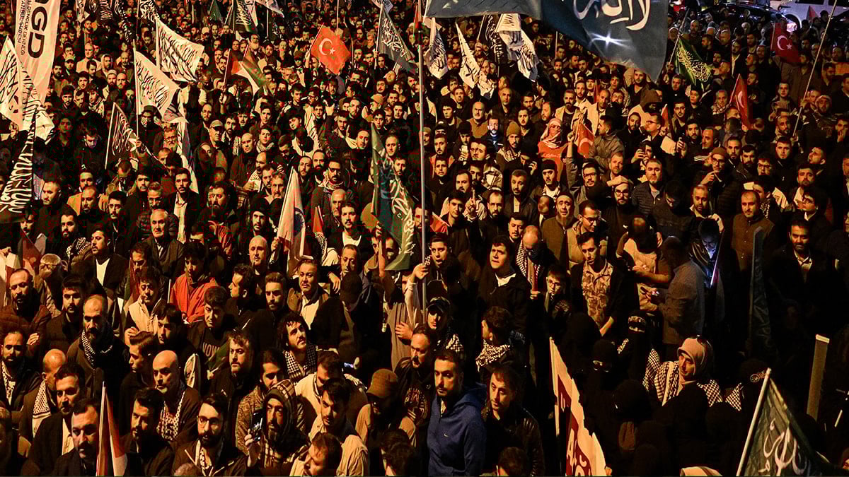 İsrail müdahalesi sonrası halk sokağa çıktı