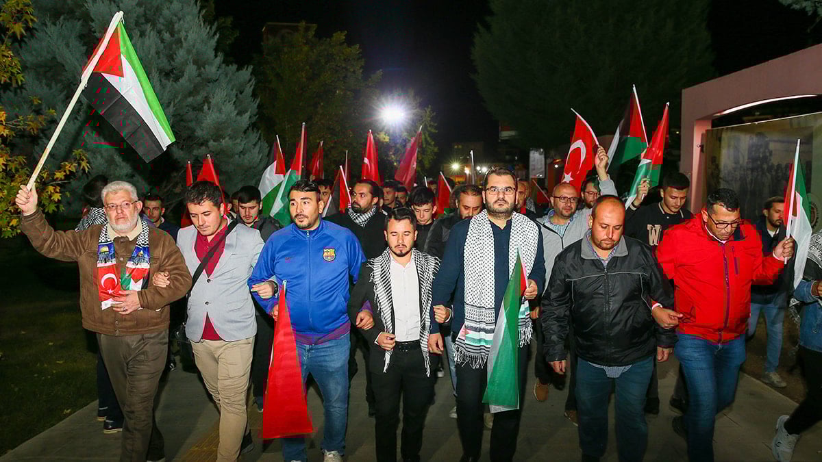 İsrail müdahalesi sonrası halk sokağa çıktı