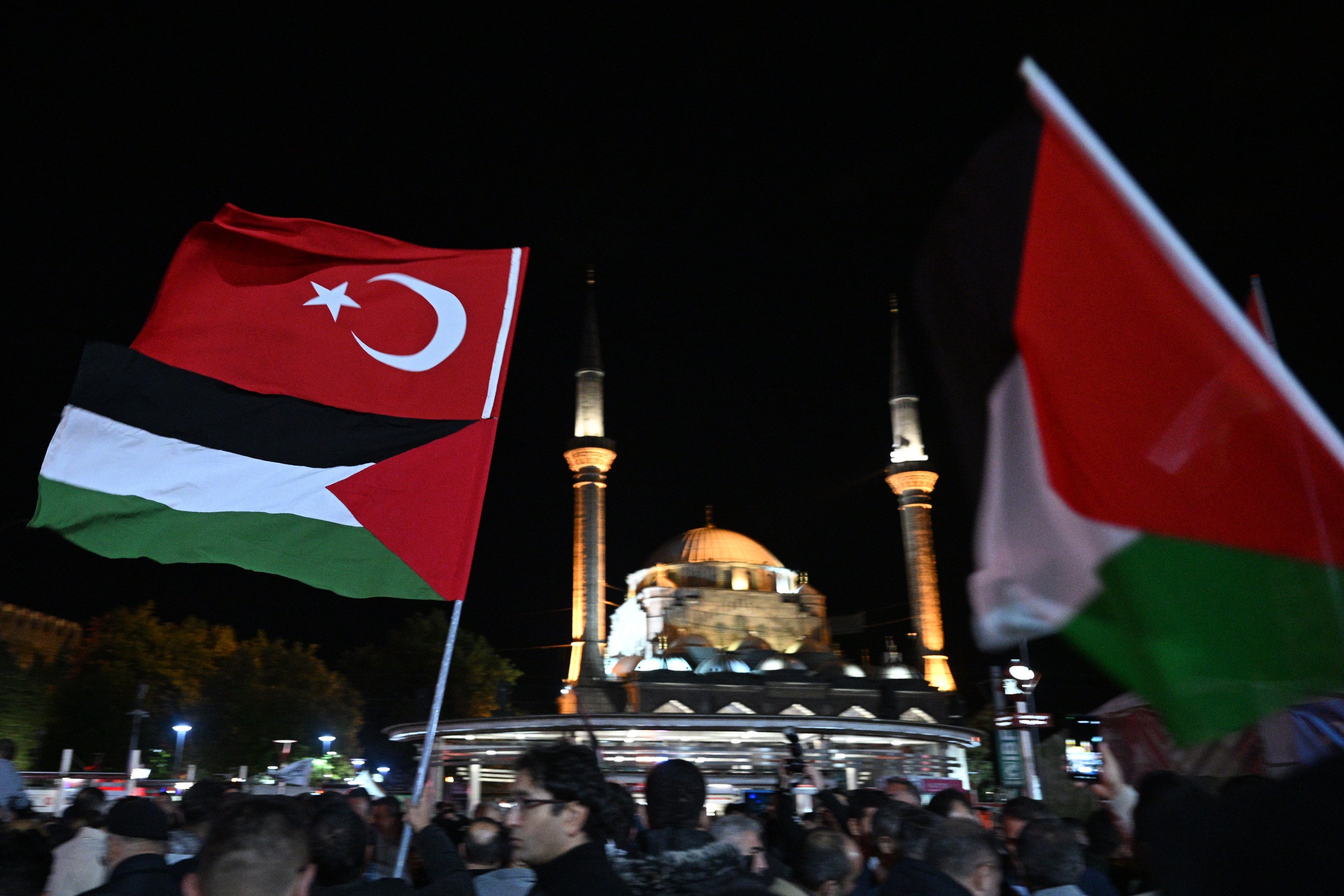 İsrail müdahalesi sonrası halk sokağa çıktı