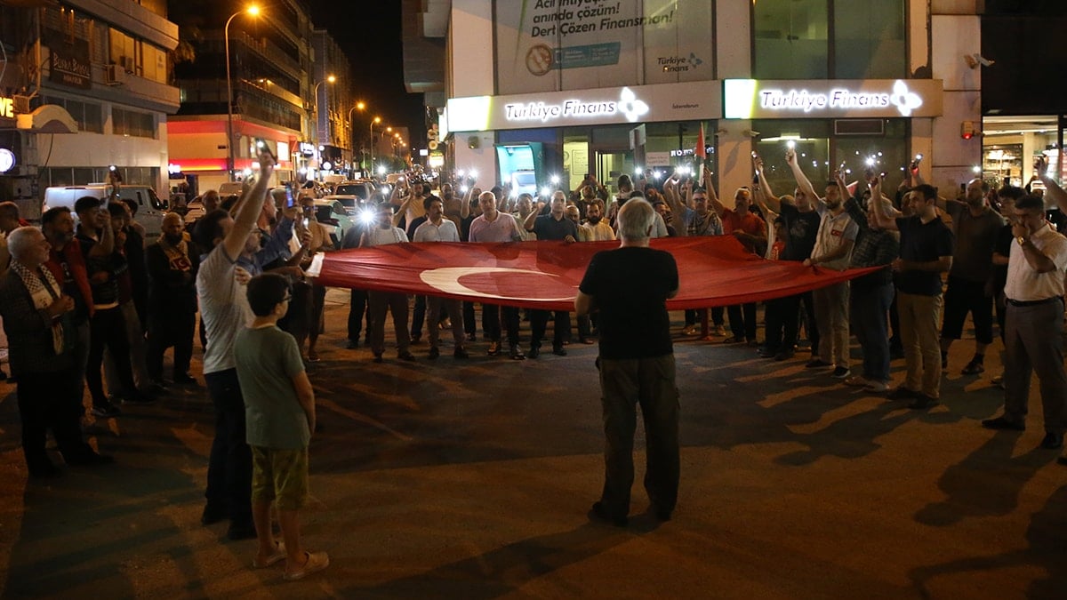 İsrail müdahalesi sonrası halk sokağa çıktı