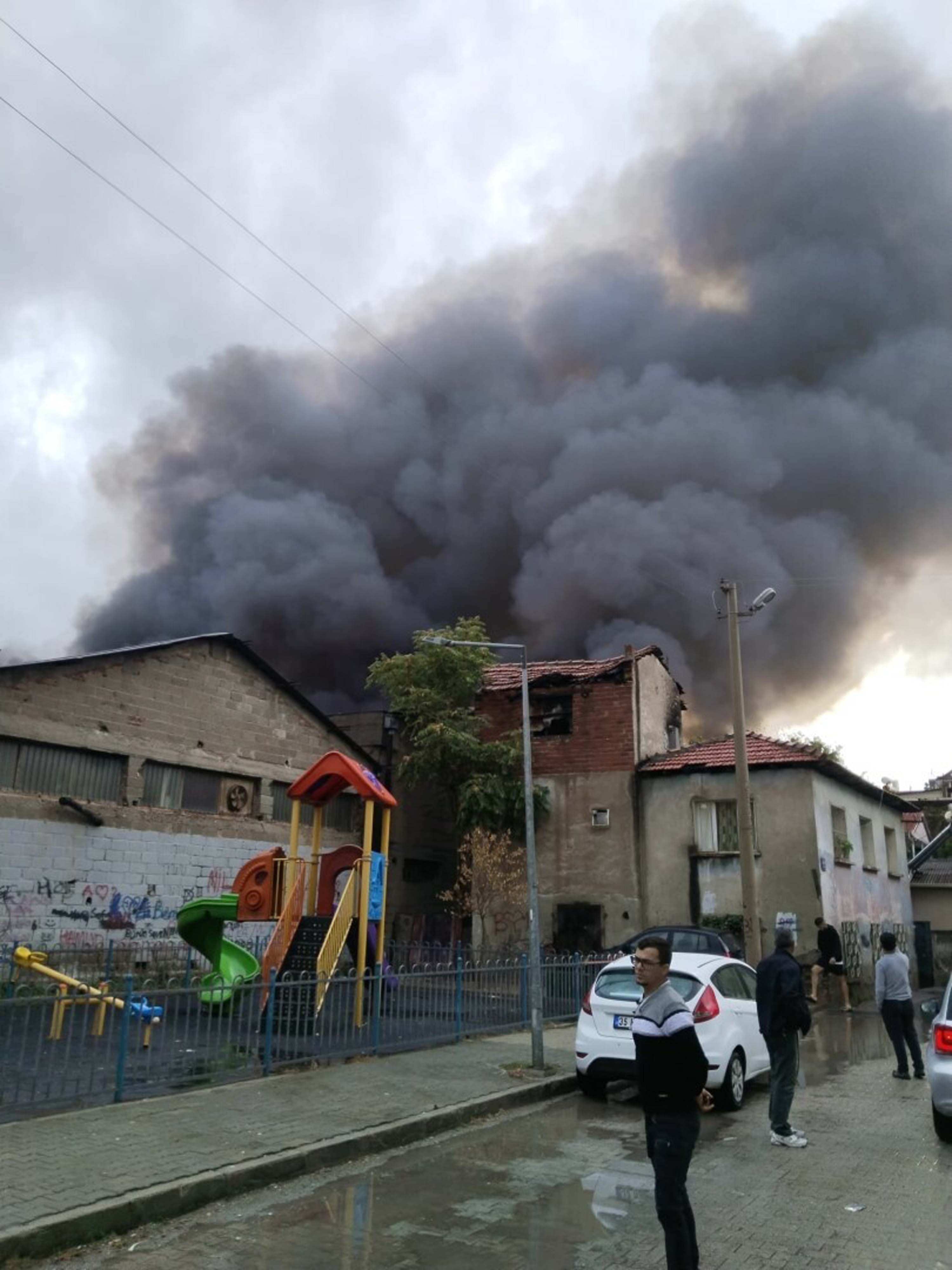 İzmir'de depo yangını! Müdahale sürüyor