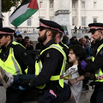 londradaki-filistin-hareketi-protestosuna-polis-mudahale-etti-QsSHZuLG.jpg Londra’daki ‘Filistin Hareketi’ protestosuna polis müdahale etti