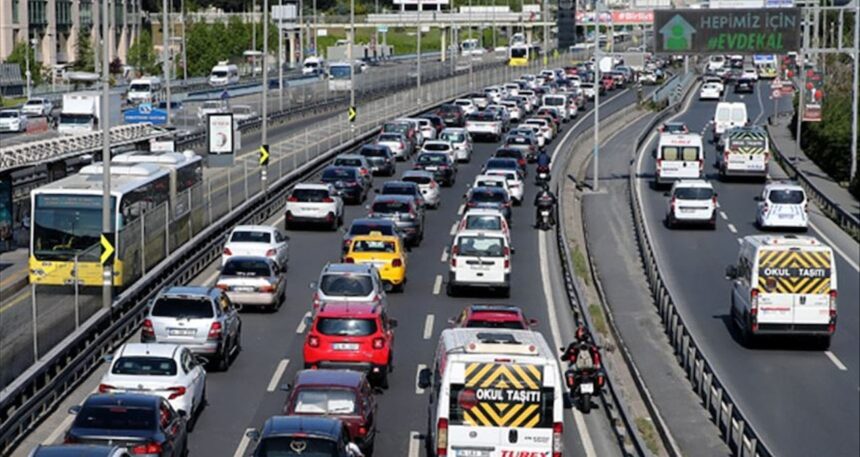 Marmara’daki deprem İstanbul trafiğini kilitledi