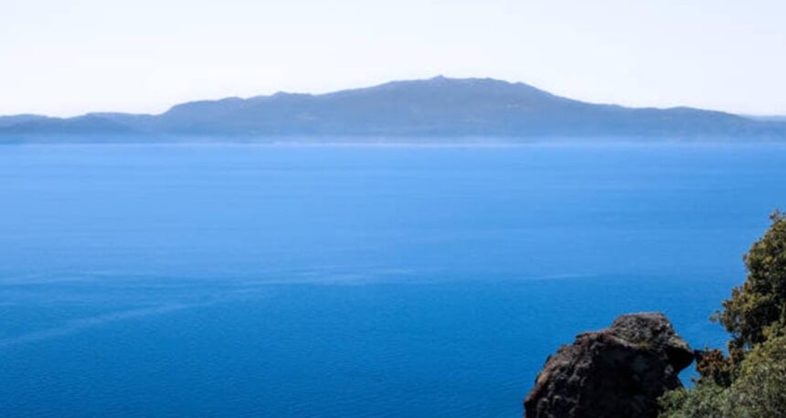 Midilli açıklarında göçmen teknesi battı