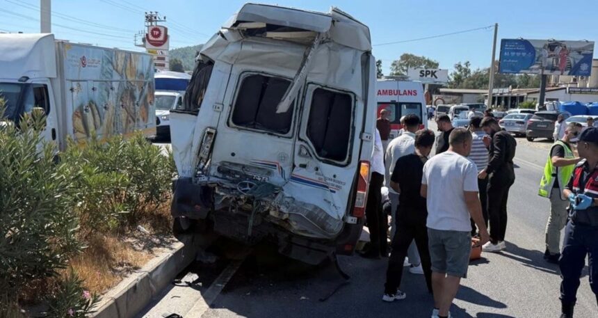 Muğla’da minibüs ile çekici çarpıştı; 1 ölü, 1’i ağır 10 yaralı