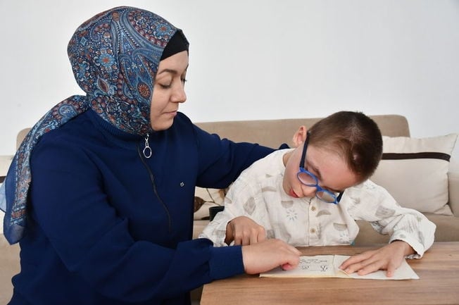 Öğretmenliği bıraktı, kendisini Serebral Palsili oğluna adadı