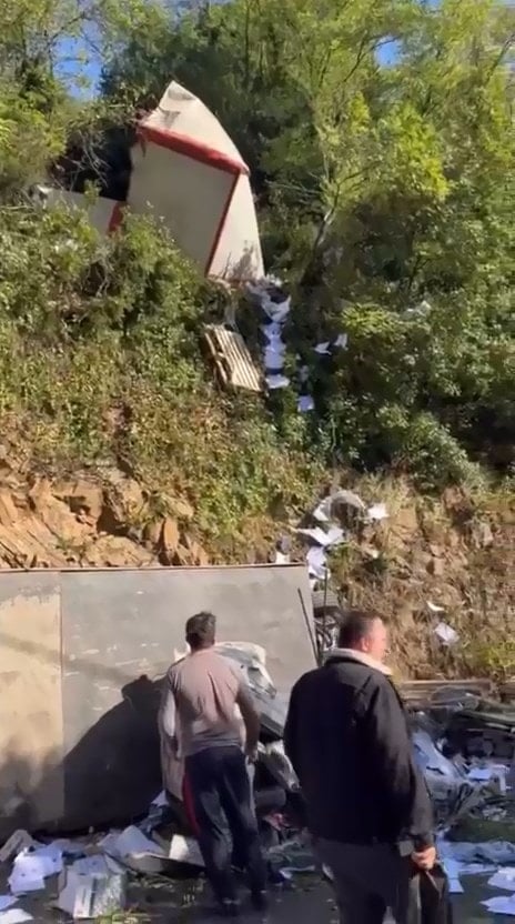Sarıyer’de kamyon alt yola düştü: 2 yaralı