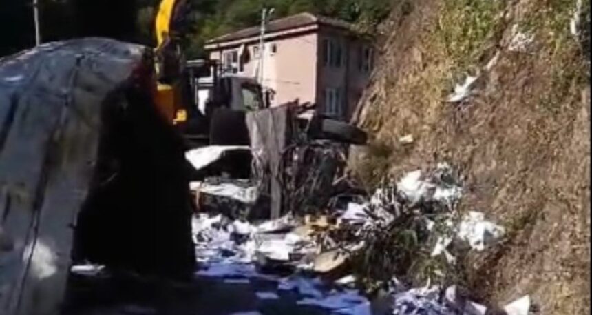 Sarıyer’de kamyon alt yola düştü: 2 yaralı