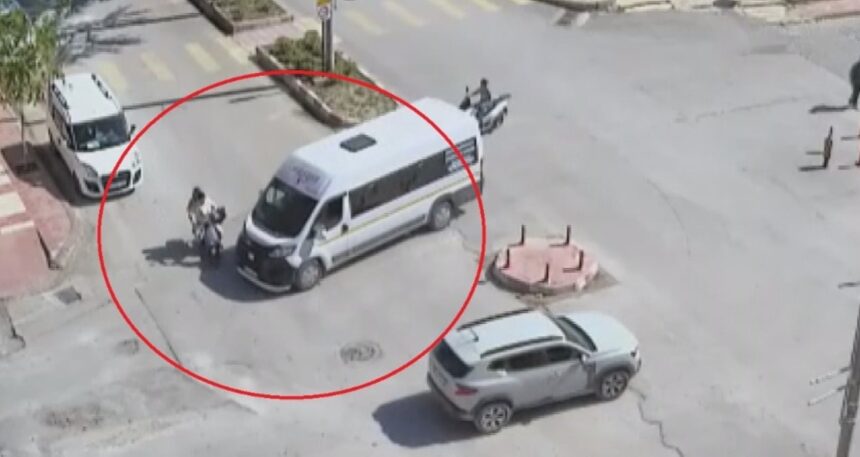 Servis minibüsü ile elektrikli bisiklet çarpıştı: 2 yaralı
