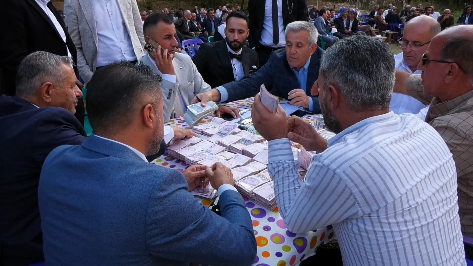 Şırnak'taki düğün 2 gün 2 gece sürdü: Gelin takılan altınları taşıyamadı
