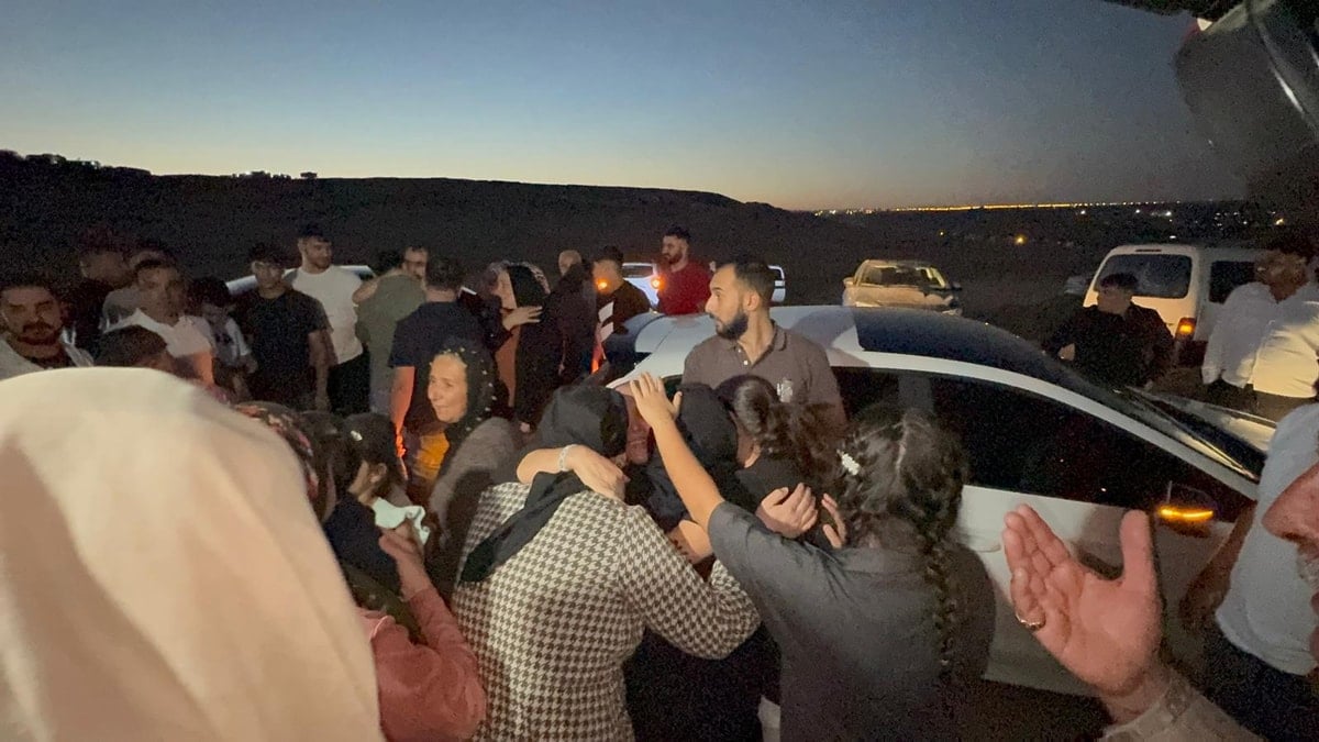 Tahliye oldular, Narin Güran'ın mezarına gidip ağlayarak dua ettiler