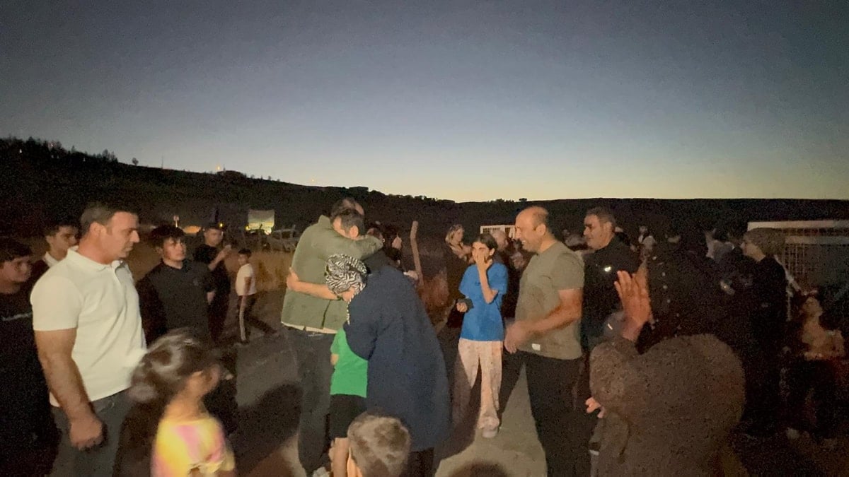 Tahliye oldular, Narin Güran'ın mezarına gidip ağlayarak dua ettiler