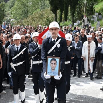 trabzonda-ucuruma-dusen-polis-memuru-topraga-verildi-6S7m8N2G.jpg Trabzon’da uçuruma düşen polis memuru toprağa verildi