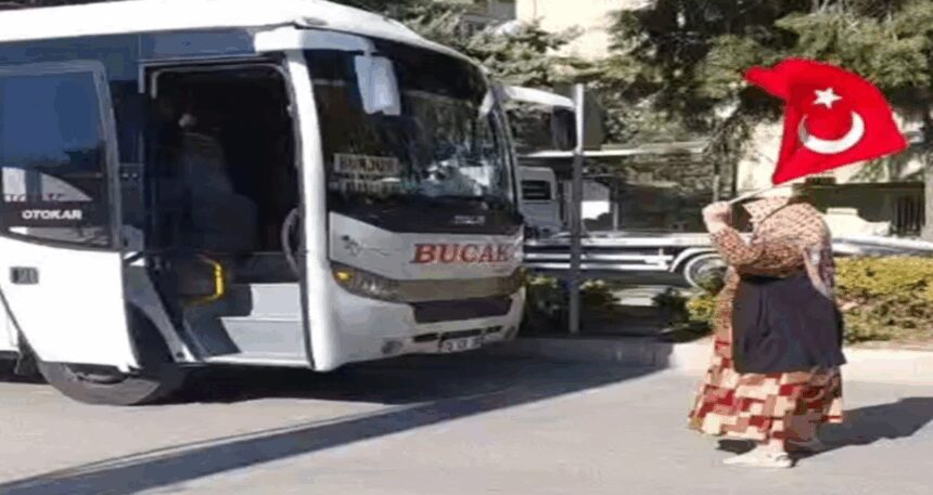 Yolu kesip, Sumud filosuna saldırıyı protesto etti