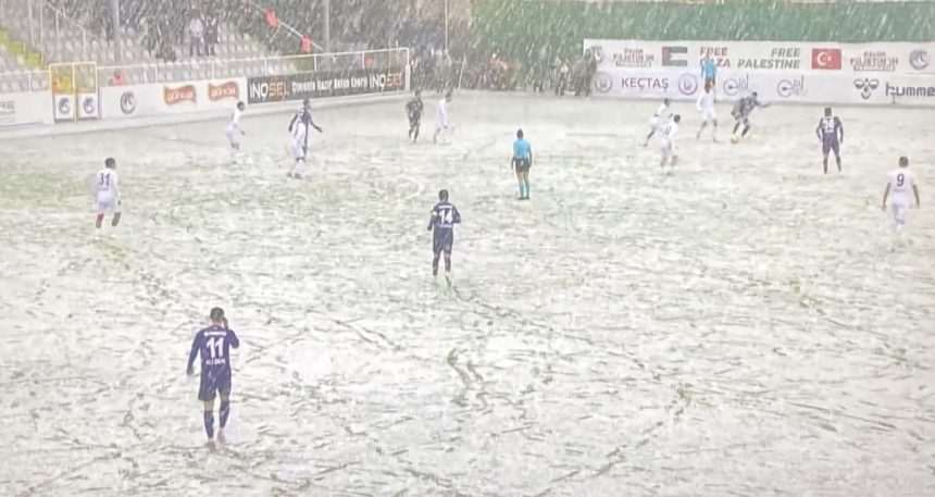 ankaradaki-macta-goz-gozu-gormedi-yogun-kar-yagisi-RVRa569O.jpg Ankara’daki maçta göz gözü görmedi! Yoğun kar yağışı