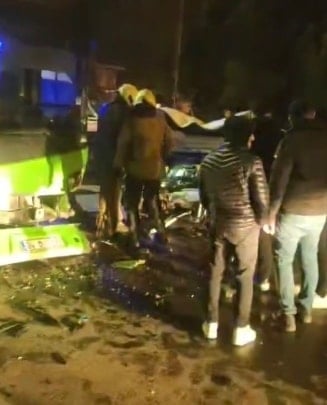 Arnavutköy’de otomobil ile özel halk otobüsü çarpıştı! 4 yaralı 1 Arnavutköy’de otomobil ile özel halk otobüsü çarpıştı! 4 yaralı