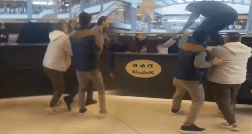AVM’de ortalık karıştı: Biber gazlı kavga kamerada