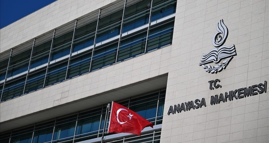 AYM’den emsal karar: İşten çıkarılan işçiye hem maaş farkı hem tazminat verilecek!