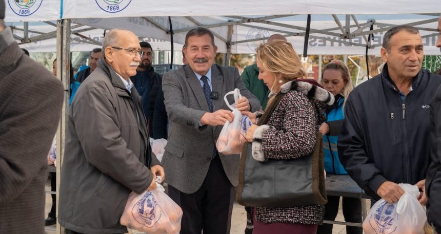 Belediye hasat etti, halka bedava dağıttı