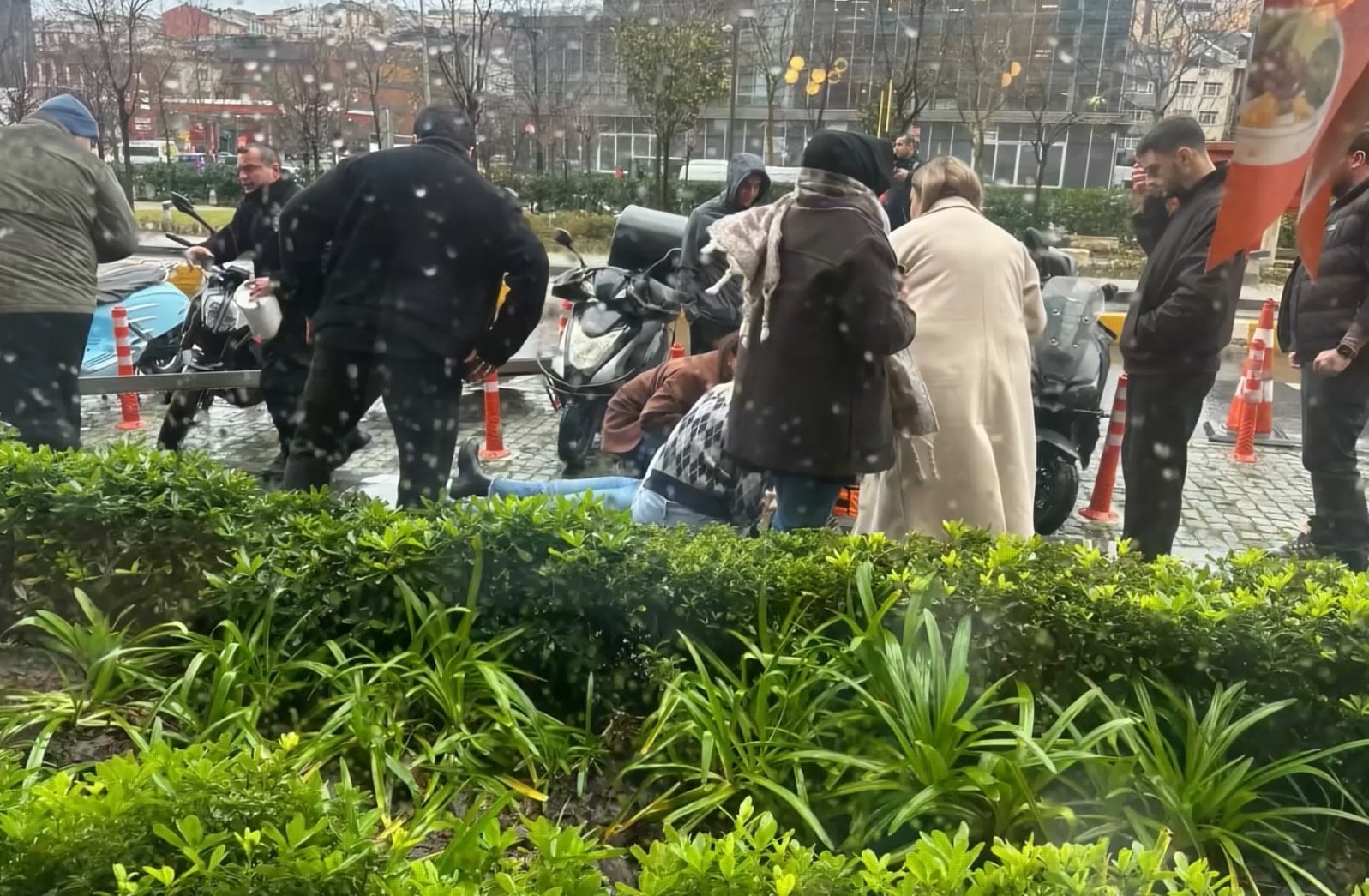 Beyoğlu’nda Şehir Plancısı kadın fırtınada devrilen tabelanın altında kaldı; yaşam mücadelesi veriyor