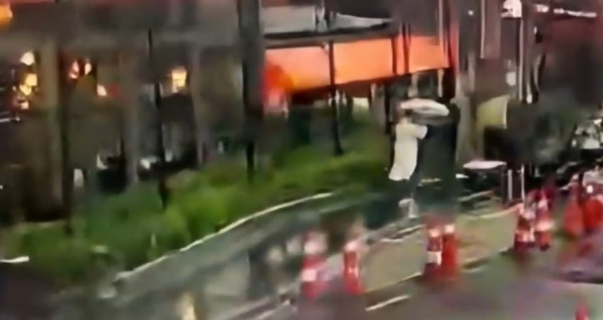 Beyoğlu’nda Şehir Plancısı kadın fırtınada devrilen tabelanın altında kaldı; yaşam mücadelesi veriyor