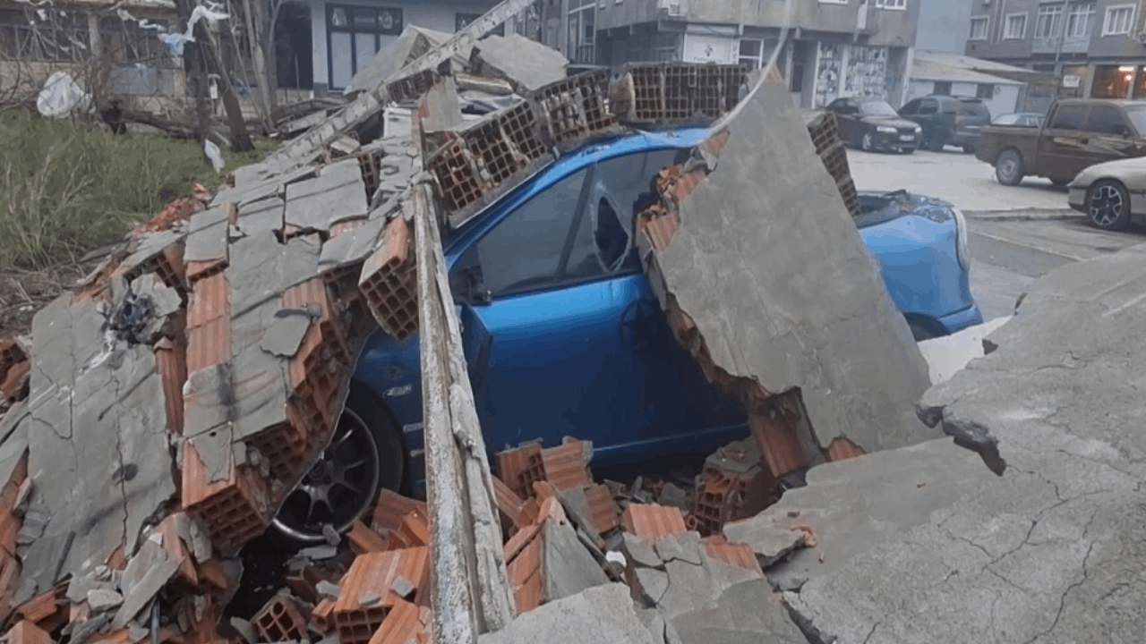 Bursa’da fırtınanın neden olduğu hasar, gündüz görüntülendi 1 Bursa’da fırtınanın neden olduğu hasar, gündüz görüntülendi