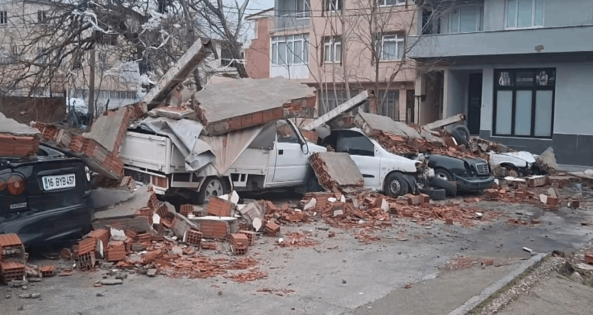 bursada-firtinanin-neden-oldugu-hasar-gunduz-goruntulendi-3CZl848s.jpg Bursa’da fırtınanın neden olduğu hasar, gündüz görüntülendi