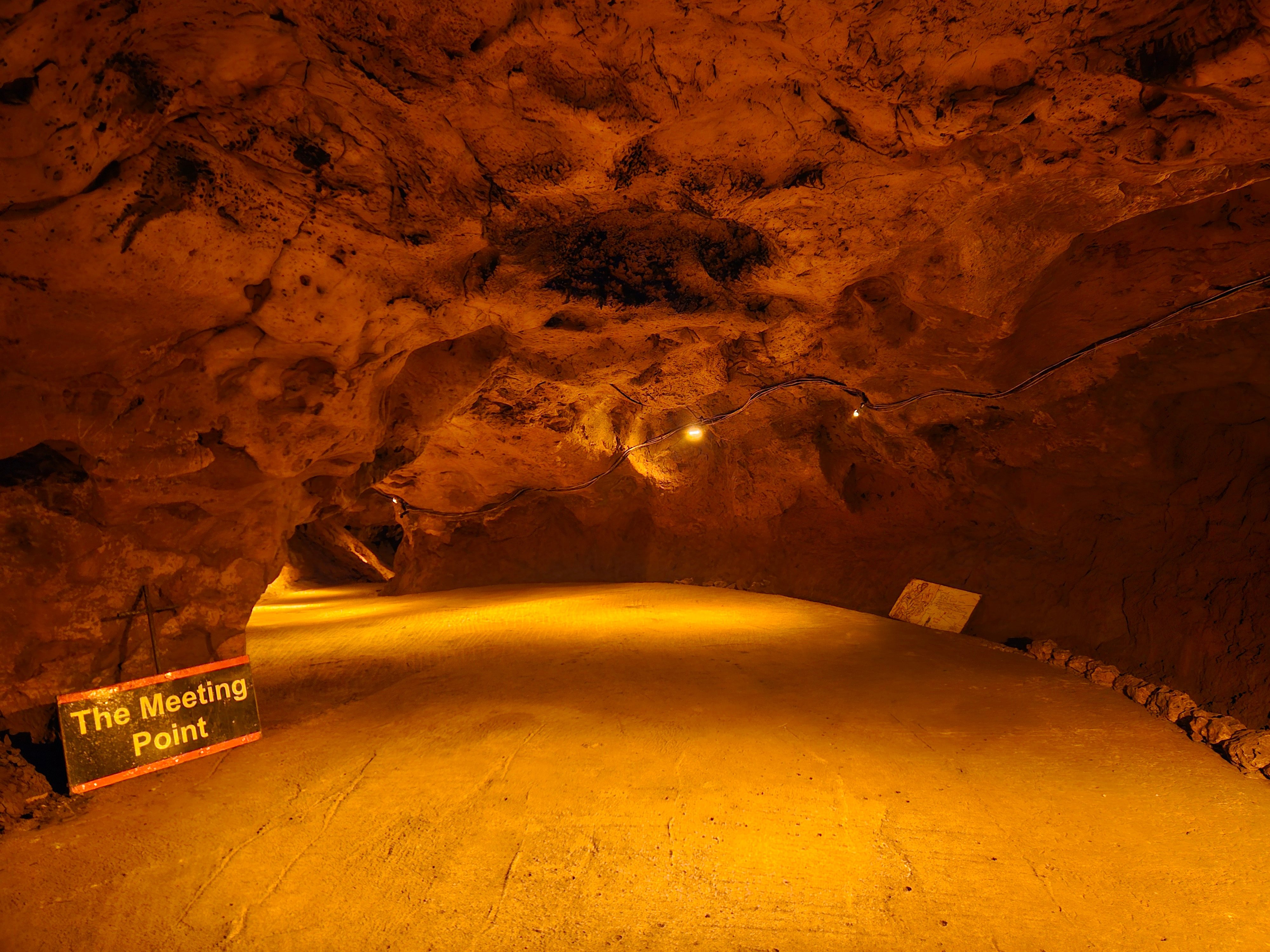 Efsanelere konu olan Karataş Mağarası'nda tekno parti! 1 Efsanelere konu olan Karataş Mağarası'nda tekno parti!