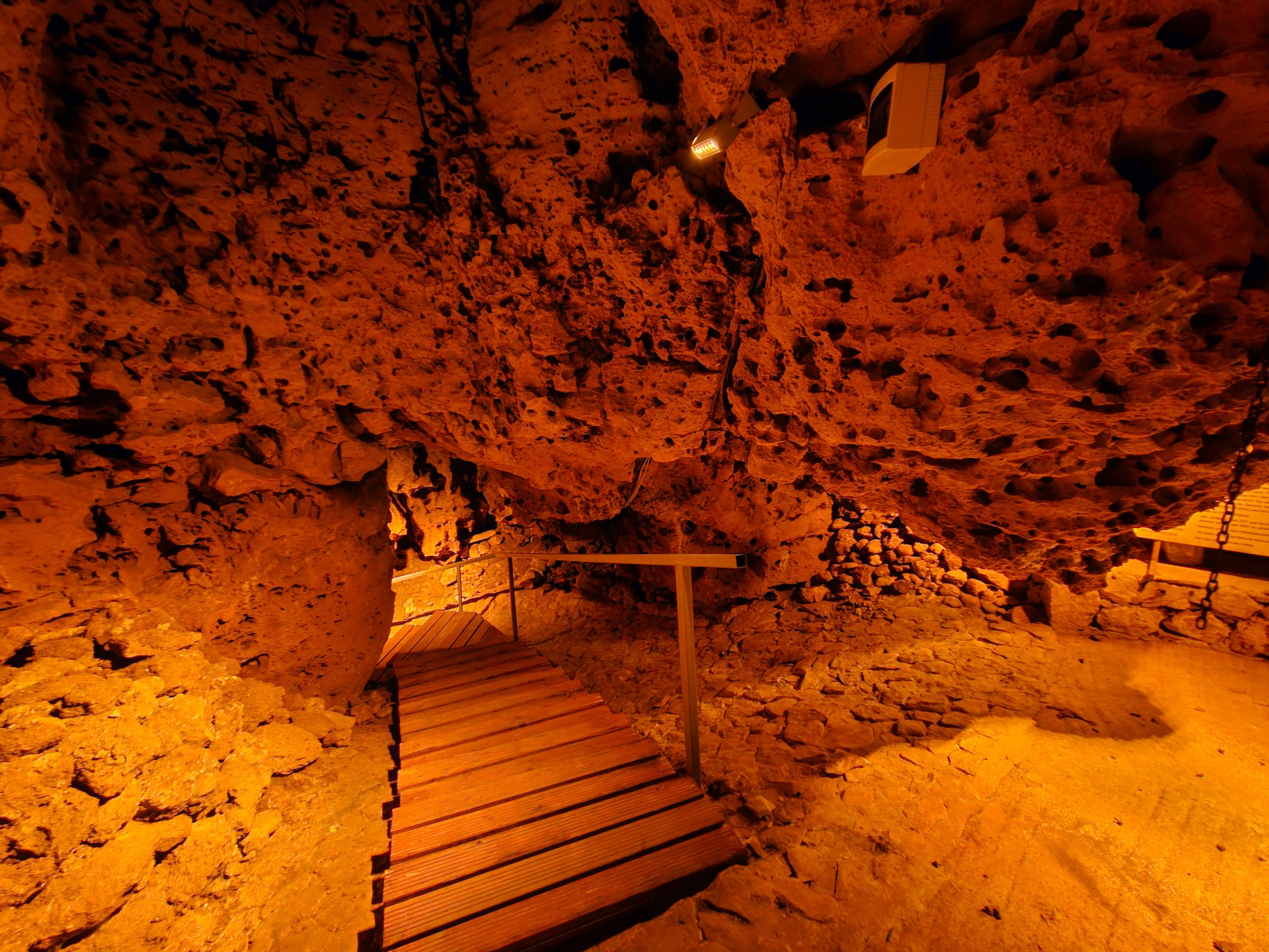 Efsanelere konu olan Karataş Mağarası'nda tekno parti! 2 Efsanelere konu olan Karataş Mağarası'nda tekno parti!